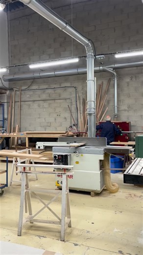 L’atelier de menuiserie, un savoir-faire integré qui nous permet de maîtriser toute la production de nos encadrements. Demandez-nous notre catalogue de baguettes pour toute commande au mètre ou contactez nous pour une demande sur-mesure. #epv #wood #woodwork #savoirfairefrancais #framing #bois #cadres #framing #baguettes #atelierparisien #workshop | Atelier Mondineu
