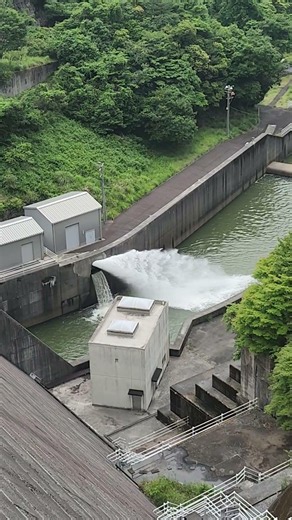 放流中の安濃ダム✨【津市】