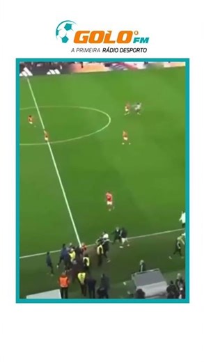 Imagens desmentem polémica: Mourinho não chutou para o banco do FC Porto