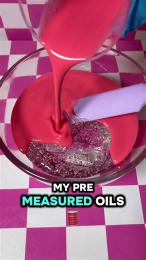 MAKE SOME GLOSS WITH ME! 🍓#lipglossbusiness #makinglipgloss #lipgloss #lipglossmaking