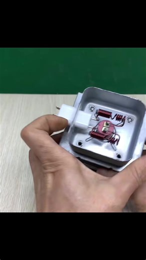 How to build an induction cooktop without a power grid from an old microwave | Part 1 #tips #tipsandtricks #lifetips #lifehack #foryoupage