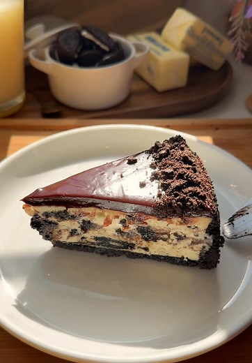 Oreo Cheesecake Recipe with Oreo Crust and Chocolate Ganache