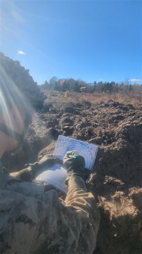 Establishing fields of fire and completing the range card. Mise en place des champs de tir et préparation de la carte de tir. | The Algonquin Regiment