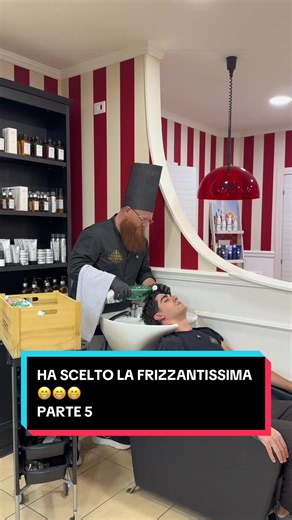 Dopo la degustazione della Parte 4… ha scelto proprio la frizzantissima 💀☕️😂 PARTE 5 👀 E no… non è ancora finita. #perte #barbiere #viraltiktok #cliente #italiatiktok