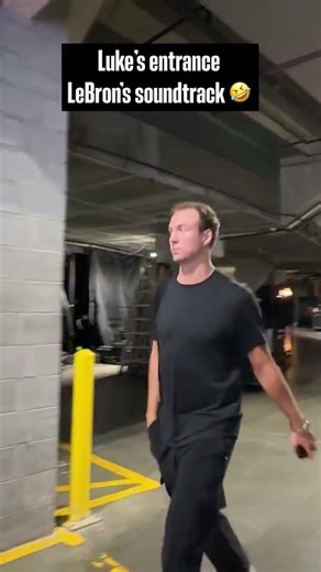 Luke Kennard arrives…to his personal theme song by LeBron 🤣 #Lakers