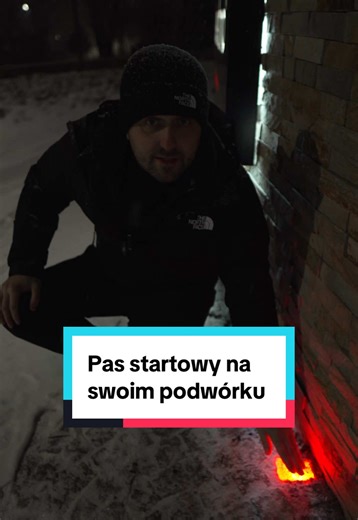 Pas startowy na podwórku? ✨ To możliwe! Podświetlana kostka LED RGB w dzień wygląda jak zwykły granit, a nocą efektownie oświetla drogę pod dom 🏡 Połączona ze smart home więc sterujesz z telefonu lub automatyzacji. Chcesz więcej info? Zaobserwuj mój profil i skomentuj rolkę słowem KOSTKA ⬇️