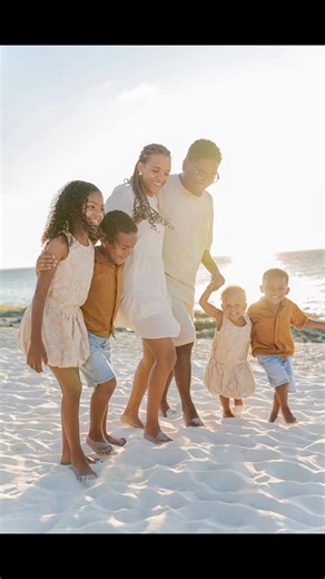 Beautiful people in front of our camera that’s what makes this work so special 🤍. Familyshoot memories on Bonaire. #bonaire #bonairetiktok #photoshootbonaire #photographer #familyshoot