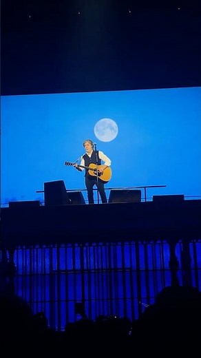 Paul McCartney plays Blackbird live