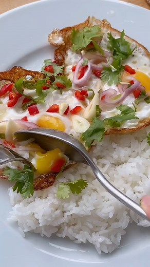 5.7K views · 36 reactions | Yam Khai Dao (Thai Fried Egg) is a popular dish often found at street food stalls across Thailand. This quick and easy meal features crispy sunny-side-up eggs tossed in a tangy, sweet, savory, and spicy lime-fish sauce dressing—perfect for a flavorful breakfast or lunch! Check out the full recipe link in the comment section. #easybreakfast #easymeals #thaifood | Cook With Dana | Facebook