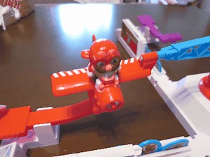 飛行機の動きをコントロールしてコインを落とし合おう。白熱アクションゲーム「くるりんパニック／クレイジープレーン（Looping Louie）」【1994年ドイツキッズゲーム大賞】 - 親子ボードゲームで楽しく学ぶ。