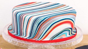 Check out these 3 different techniques on how to create a marble effect sugar paste! 😍 By: Leonor's Sweet World | MetDaan Cakes