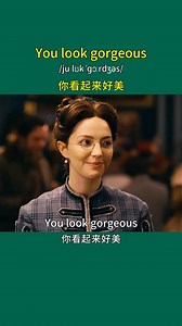 You look gorgeous 的意思是“你看起來美極了/太迷人了”。 這是一句常用的英語口語，用于真誠贊美他人的外貌或整體狀態，語氣比 “You look nice”（你看起來不錯）更強烈、更熱情，可用于朋友、家人或親密關系之間，也可在正式場合對他人表示禮貌且真誠的夸贊（如贊美同事的著裝打扮）。 | 少兒英語啟蒙