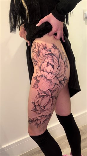 A big flower piece done on the hip/thigh 🌸🌺 #jackharttattooing #thightattoo #blackandgreytattoo #flowertattoo #tattoo