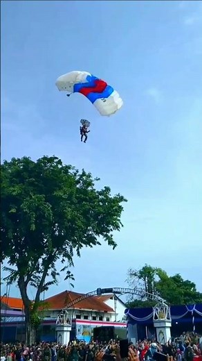 Successful landing, Indonesian Navy Marine Corps parachute action || Terjun payung Marinir TNI AL