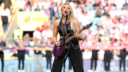 “One of the proudest moments of my life”: Sophie Lloyd shreds in front of 82,000 people to open the Women’s Rugby World Cup final