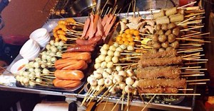 Xúc xích vỉa hè: Cẩn trọng vì không rõ nguồn gốc, màu sắc lạ và ẩn chứa nguy cơ ung thư