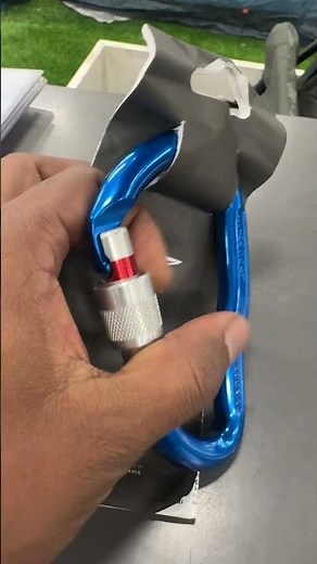 Simond Climbing screwgate carabiner