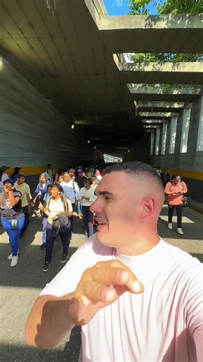 Juventud en la vanguardia exigiendo que liberen al Presidente Nicolás y a la Primera Dama Cilia. #Jovenes #Exigiendo #BringThemBack