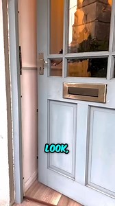Here is an adorable door for your dog ! | Freddie