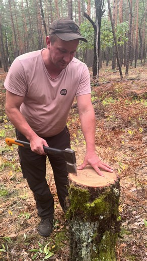 One powerful swing, and the oak log splits in half! 🌳💥 Looks effortless… but the strength and precision behind it are incredible. 🔥🪓