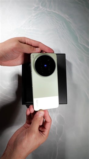 Unboxing the vivo X300 Ultra: Film green, a retro texture for modern flagship – love at first sight!