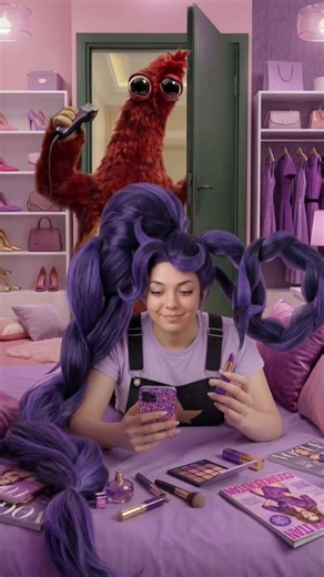 Poor Lily is secretly using her phone #poppyplaytime