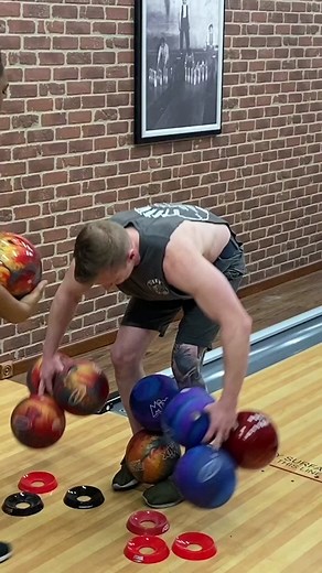Most #bowling balls held simultaneously 🎳 16 by Chad McLean 🇺🇸