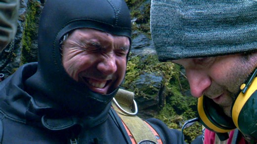 Dustin estaba sumergido en la extracción de piedras verdes, pero el error de un compañero hizo que se quemara con agua caliente en su traje de buzo 🤕 🔥 🤿🗻 🟡 #FiebreDelOro #RíoRevuelto Descubre más contenidos como este en #HBOMax Suscríbete ahora https://bit.ly/MAX-DiscoveryEsp | Discovery en Español