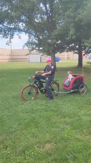 Well folks, Officer Evans is at it again and this time he has talked Wanda from WILD Canine Rescue into donating a bicycle / pet carriage combo. Whether it’s a bag of kibble(15lbs or more), canned food(multi-can pack), or treats that you donate, you will be entered into the drawing to win this brand new amazing bike / carriage combo! 🐾 Help Feed a Furry Friend in Need! 🐾 📍 Drop-off Location: Sangamon County Animal Control 2100 Shale Rd. Spfld 📅 Donation Dates: Oct 1st–Oct 31st 🕒 Time: 8am-4
