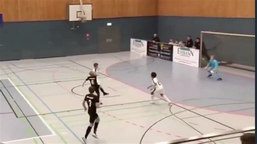 In einer Turnhalle: Bayern-Star Karl schoss spektakuläres Traum-Tor!