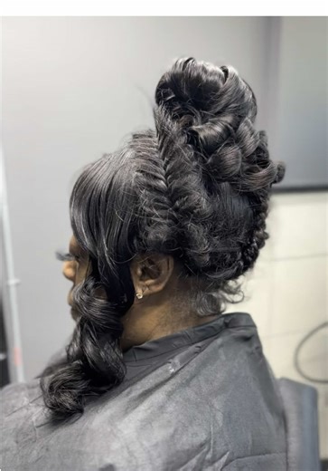 Full Quick Weave Pin-Up ✨ This versatile full quick weave pin-up can be styled as an elegant updo or worn down in a traditional quick weave look. Whether you’re going for soft and sophisticated or sleek and polished, this style gives you the best of both worlds with a flawless finish. Perfect for special occasions, date nights, or everyday glam. Book your appointment today and let’s create a look that turns heads 💕✨
