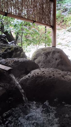 城崎温泉 西村屋 – Nishimuraya Kinosaki Onsen on Instagram: "English and Chinese follows; 雪の城崎温泉で味わう冬の味覚 【写真：西村屋本館】 城崎温泉ではこの2日間の降雪で、温泉街や館内の日本庭園も美しい雪景色となりました。 寒い冬だからこそ、温泉の心地よさはひとしお。この機会にぜひ雪見風呂をお愉しみください。 西村屋では、かに料理と温泉を存分にご満喫いただける各種プランをご用意しております。 皆さまのお越しを、スタッフ一同心よりお待ち申し上げております。 －－－－－－－－－－－－－－－－ 城崎温泉 西村屋本館 兵庫県豊岡市城崎町湯島469 ☎0796-32-4895 ご予約はプロフィール @nishimuraya.kinosaki のURLをご覧ください。 －－－－－－－－－－－－－－－－ ‐‐‐English Kinosaki Onsen is located near the Sea of Japan, often called the “snowy side” of the country. Januar
