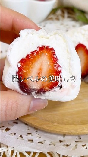 It's not mochi, but it's so chewy! Super easy, just wrap it up ♡ Strawberry daifuku #food #easyre...