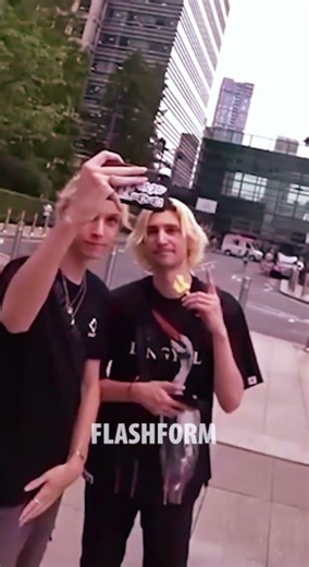 xQc meets his clone in London🤣