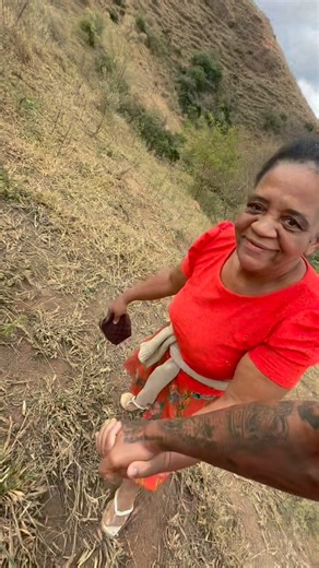 ✨ Saí de Belo Horizonte e voltei às minhas origens em Chonin de Baixo, onde nasci, em busca de um renovo espiritual. Aqui com minha mãe e minha família, lembro sempre que a humildade é a base de tudo e nunca vou esquecer de onde vim. 🙏 Agora volto pra BH cheio de forças, firme na fé, grato a Deus e às minhas raízes. 🌱 Há 30 anos passo a virada de ano com a minha família na igreja, e em dezembro estarei de volta mais uma vez, em nome de Jesus. 🎉 Nunca esqueça: quem não valoriza as origens, per