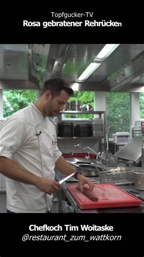 Zarter Rehrücken – perfekt rosa gebraten! ✨ Das Festtags-Highlight vom Profi! Saftig, zart und aromatisch – so gelingt der Rehrücken rosa gebraten Schritt für Schritt mit Tim Woitaske, 2023 Küchendirektor im Steigenberger Hotel Treudelberg und heute Inhaber des Restaurants „Zum Wattkorn“ @restaurant_zum_wattkorn in Hamburg. Mit reichlich Butter, Knoblauch und feinen Gewürzen wird dieses Filetstück zum echten Festtags-Highlight. 🍴🎄 Das komplette Rezept und mehr Tipps gibt’s auf Topfgucker-TV.de