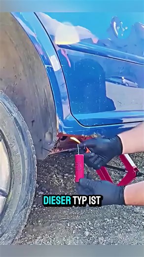 Er repariert das Auto