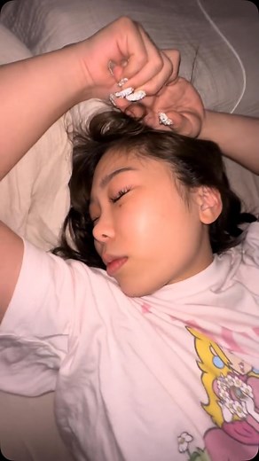 うっちゃん on Instagram: "歌作ったから披露してみた。 #寝起き #ドッキリ #パジャマ #歌 #作詞 #作曲"