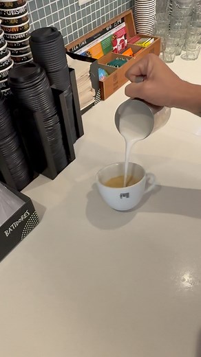 Vale el intento !! Dicen que hay que seguir aprendiendo técnicas nuevas. Pronto se perfeccionará 🤣 #parati #like #reels #barista #audio #viral #cafe | Del Golf SA