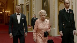 Daniel Craig se diz “muito sortudo” por ter trabalhado com rainha Elizabeth