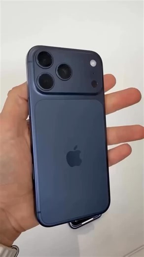 SmartLab on Instagram: "Predstavljamo iPhone 17 Pro 256GB Deep Blue – ultimativni spoj snage i elegancije. Kućište od termički kovanog aluminija donosi maksimalnu izdržljivost, a 6,3″ Super Retina XDR OLED zaslon s ProMotion tehnologijom (120 Hz) pruža vrhunsko iskustvo prikaza. Novi Fusion sustav kamera s glavnom 48 MP kamerom i najdužim telefoto objektivom ikad na iPhoneu (do 200 mm) omogućuje nevjerojatne fotografije i videozapise čak i pri slabom svjetlu, dok prednja kamera od 18 MP Center S