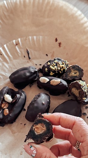 Maryline Demangel | 46 secondes pour te partager 4 recettes (avec variantes) de collations saines ! Recette goût SNICKERS de fou 🥜 🍫 Des dattes De la purée... | Instagram