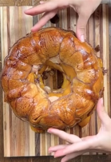 Irresistible peach cobbler monkey bread, easy & delicious