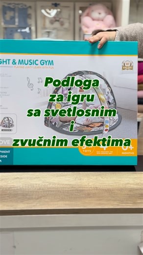 Dečiji butik Lazaro kids-Bebi oprema i decija garderoba on Instagram: "Ako tražiš prvu igračku za bebu od samog rođenja, ovo je jedan od onih proizvoda koji se stvarno koriste svaki dan. 👉 Baby gym sa muzikom i svetlima, namenjen bebama od 0+ meseci. Ono što je meni posebno važno – mekana i udobna podloga, beba može bezbedno da leži, a igračke iznad nje stimulišu vid, sluh i pokret. Ima zvučne efekte i nežnu muziku, što pomaže razvoju sluha, a pritom umiruje bebu. Idealan je za prve pokrete, is