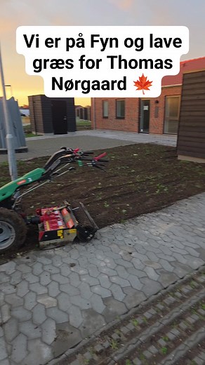 Vi er ude og lave græs i Nyborg #græs #græsplæne #nybyg #anlægsgartner | HH Rengøring & Haveservice