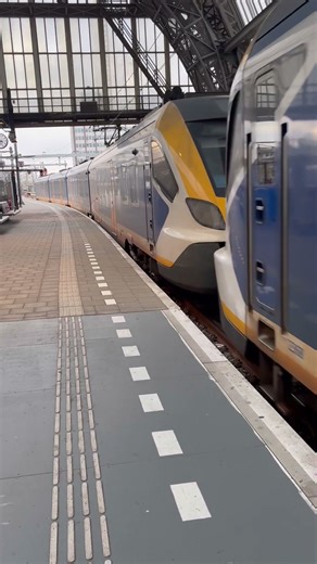 NS rail sprinter train arriving at Amsterdam central #sprintertrain #nsrail