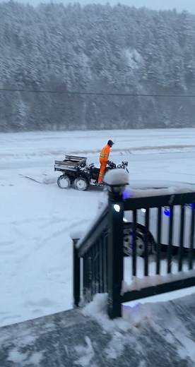 Un enfant qui avais trop hâte qu’il neige pour sortir sa gratte 😂