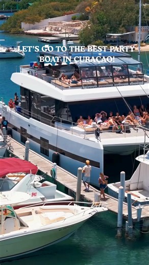 Why is everyone talking about Fuik Me, I'm Famous? Because it’s not just a party, it’s THE most iconic boat experience in Curaçao. Every Sunday from 11AM to 6PM, we sail straight into the heart of Fuik Bay, where crystal-clear water meets electric vibes. → From Dutch Caribbean rhythms to hip-hop and reggaeton, the music is fire. → Delicious food on board. → Clean toilets → Drinks flowing. → Party people from all over the world. 📍And the best spot on the island: Fuik Bay. If you’re in Curaçao an