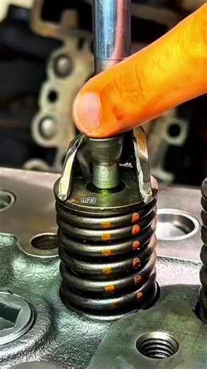🔧 Head Valve Spring Lock Sahi Tarika | Mechanic Secret😱 Valve Lock Galat Laga To Engine Damage Pakka