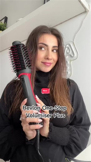 ¡El nuevo Revlon One-Step Volumiser Plus es el producto perfecto para conseguir un secado de salón voluminoso e ideal para todo tipo de cabellos! Puedes encontrarlo en El Corte Inglés @andreagarte #Revlonhairtoolses #OneStepVolumiserPlus #Volumegotbolder